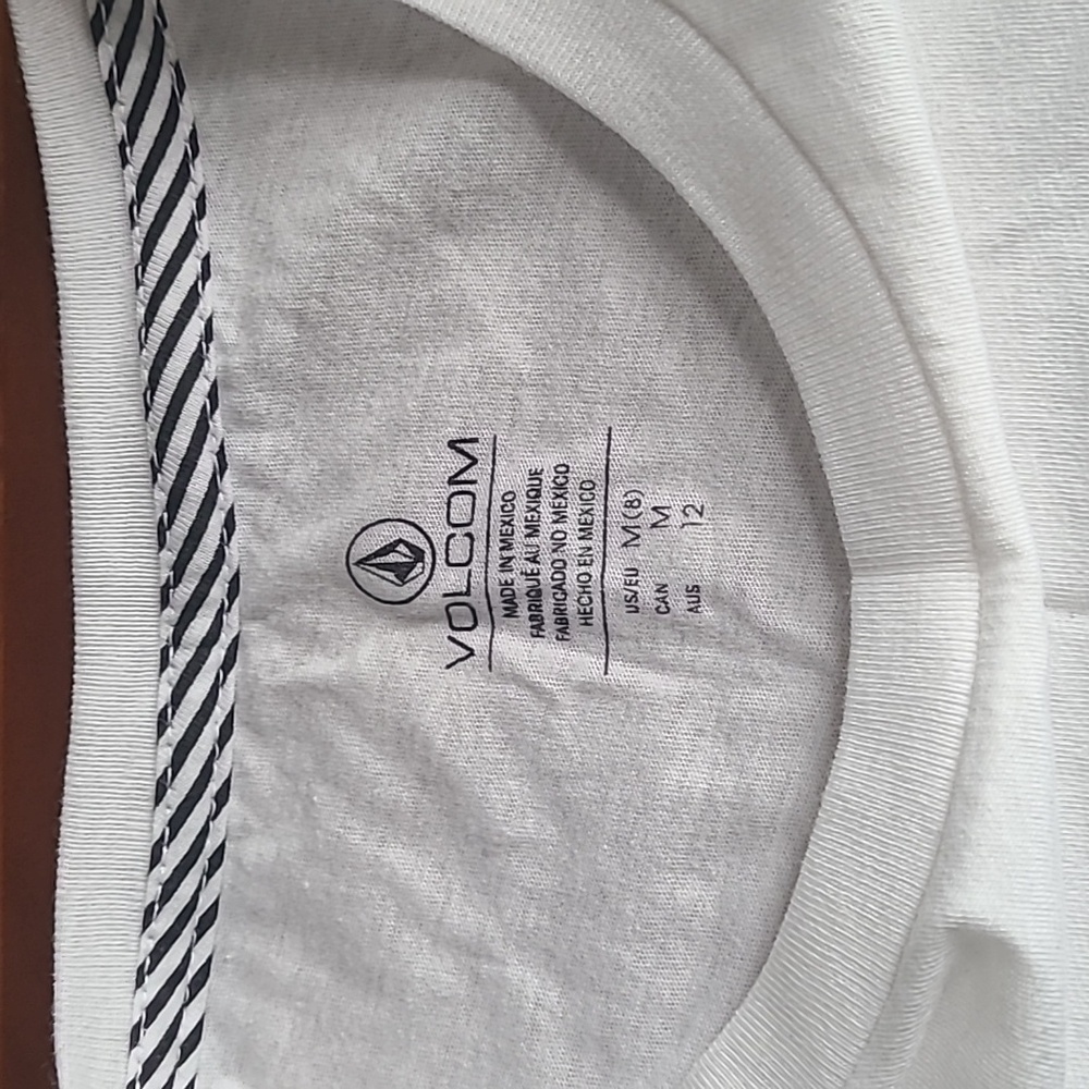 NWOT Volcom Basic Tee - Size M - Picture 3 of 4